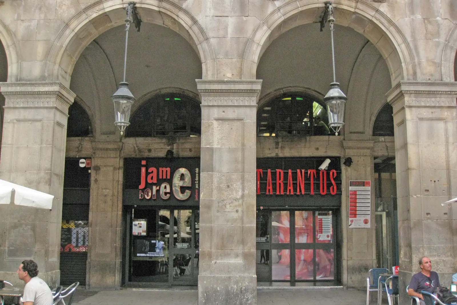Die Arkade an der Plaça Reial 17 auf einer Fotografie von 2011, mit einem roten TARANTOS-Schild über einer Glastür neben einem benachbarten Musikclub